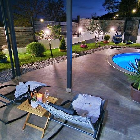 Holiday House Boost With Heated Pool Klis Exterior photo