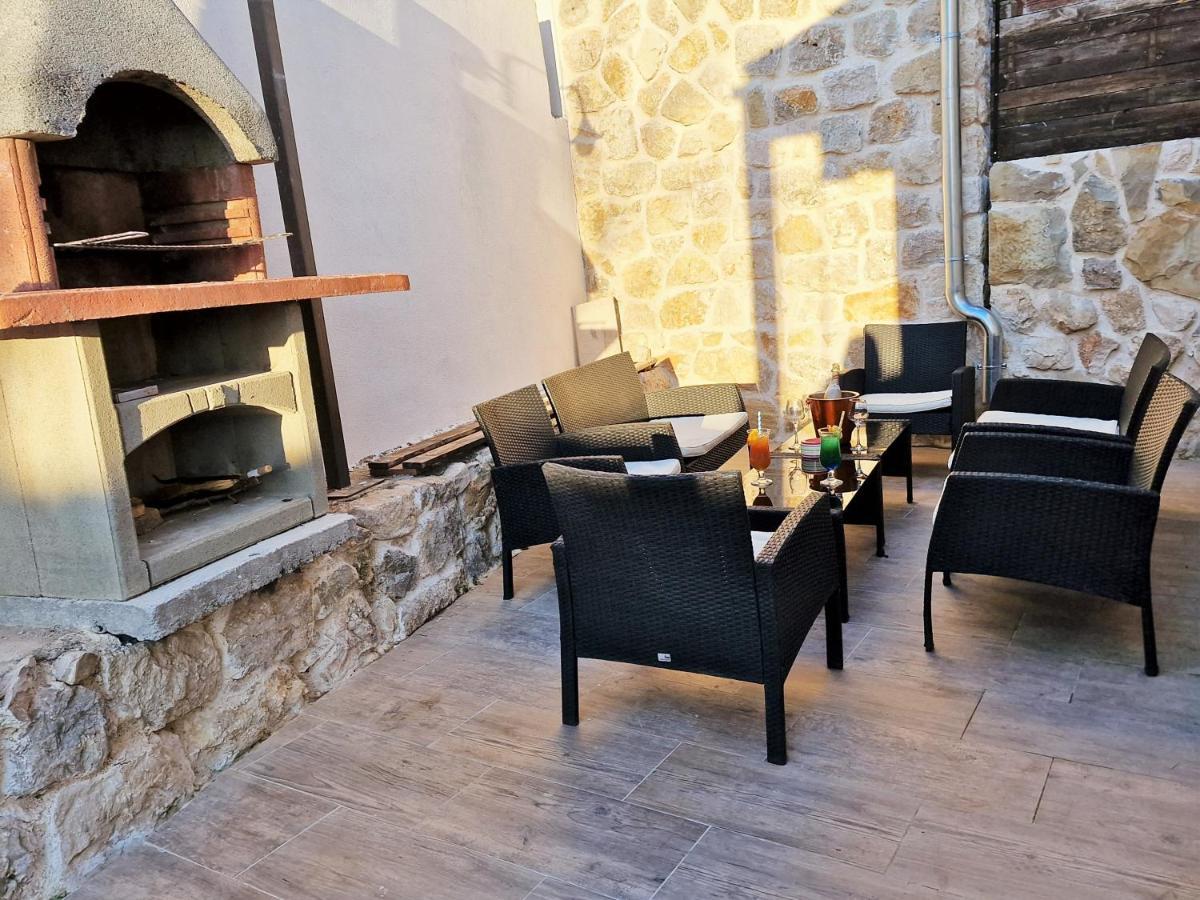 Holiday House Boost With Heated Pool Klis Exterior photo