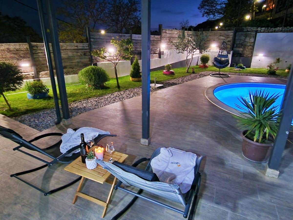 Holiday House Boost With Heated Pool Klis Exterior photo