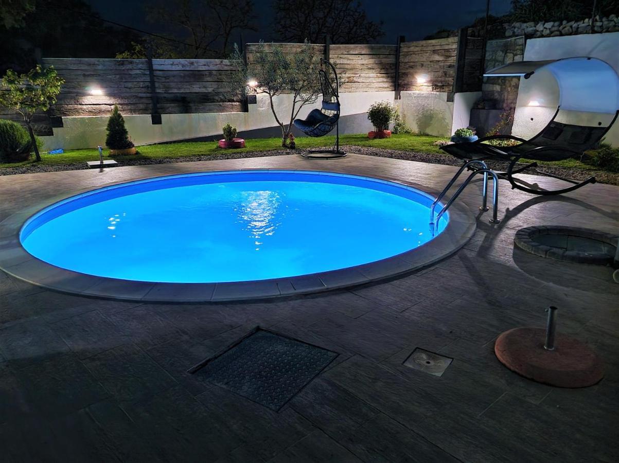 Holiday House Boost With Heated Pool Klis Exterior photo